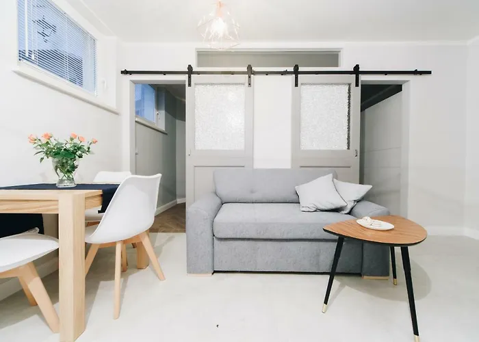 M6 Main Square Stylish One Bedroom
