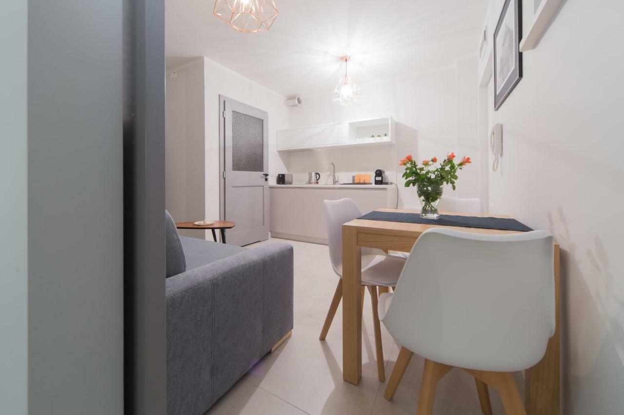 M6 Main Square Stylish One Bedroom Апартаменти